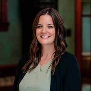 Hillary Sawyer Headshot